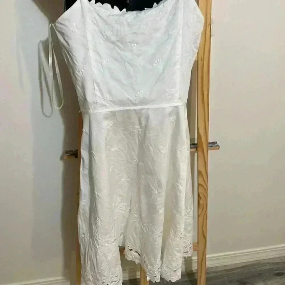 Ann Taylor white dress with floral accents size 4 - Picture 8 of 8